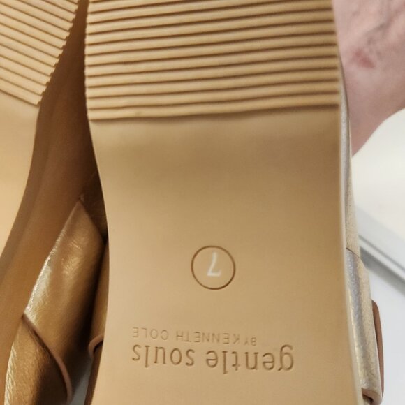 Gentle Souls by Kenneth Cole Henley Clogs. Gold Metallic. NWOT. Size 7 - Picture 9 of 10